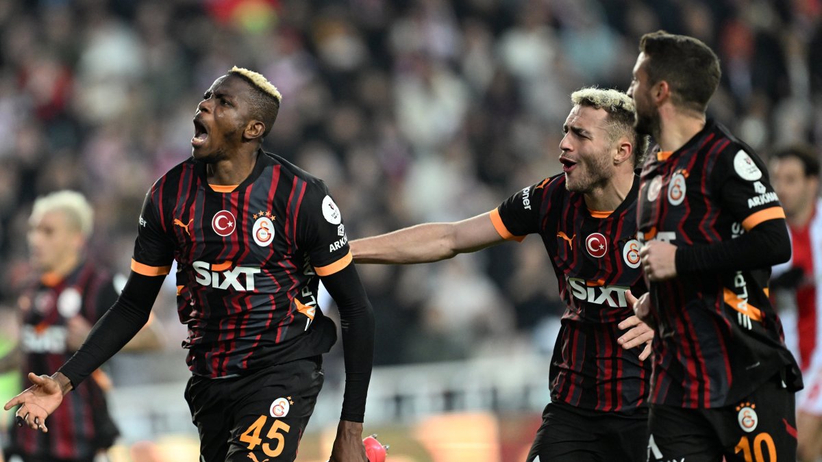 Galatasaray&#039;s Victor Osimhen (L) leads the celebrations after scoring a goal during a Süper Lig match against Sivasspor, Sivas, Türkiye, Dec. 8, 2024. (AA Photo)