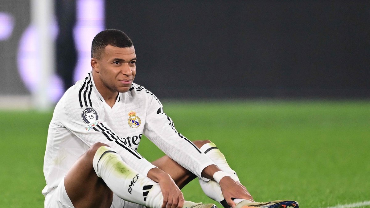 Real Madrid&#039;s Kylian Mbappe reacts after an injury during the UEFA Champions League football match between Atalanta and Real Madrid at the Gewiss Stadium, Bergamo, Italy, Dec. 10, 2024. (AFP Photo)