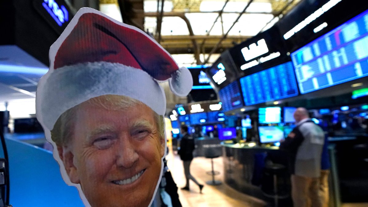 An image of U.S. President-elect Donald Trump is displayed as traders and financial professionals work on the floor of the New York Stock Exchange (NYSE) at the opening bell, New York City, U.S., Nov. 26, 2024. (AFP Photo)