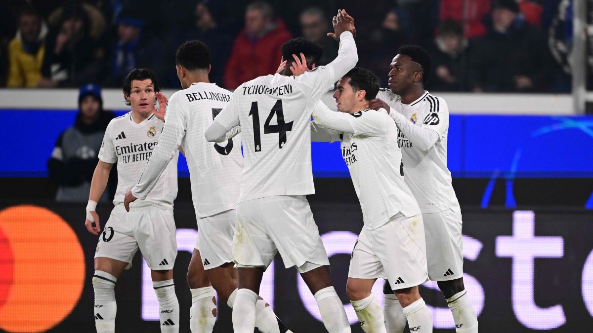 Real Madrid&#039;s Vinicius Junior (R) celebrates scoring his team&#039;s second goal with teammates during the UEFA Champions League football match between Atalanta and Real Madrid at the Gewiss Stadium, Bergamo, Italy, Dec. 10, 2024. (AFP Photo)