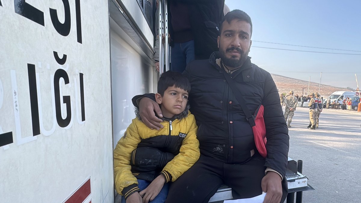 Ömer and his father, Muhammed Talha, wait at a mobile migrant checkpoint as they prepare to cross over to Syria, southern Hatay, Türkiye, Dec. 10, 2024. (AA Photo)