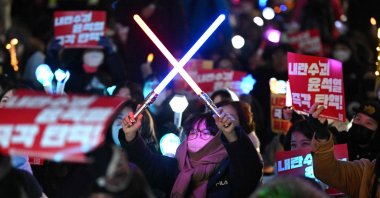 Protesters wave light sticks during a demonstration demanding President Yoon Suk Yeol&#039;s resignation outside the National Assembly, Seoul, South Korea, Dec. 10, 2024. (AFP Photo)