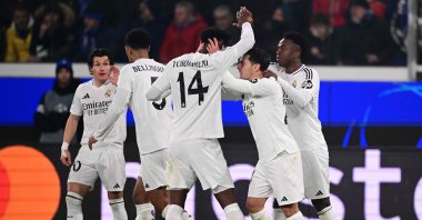 Real Madrid's Vinicius Junior (R) celebrates scoring his team's second goal with teammates during the UEFA Champions League football match between Atalanta and Real Madrid at the Gewiss Stadium, Bergamo, Italy, Dec. 10, 2024. (AFP Photo)