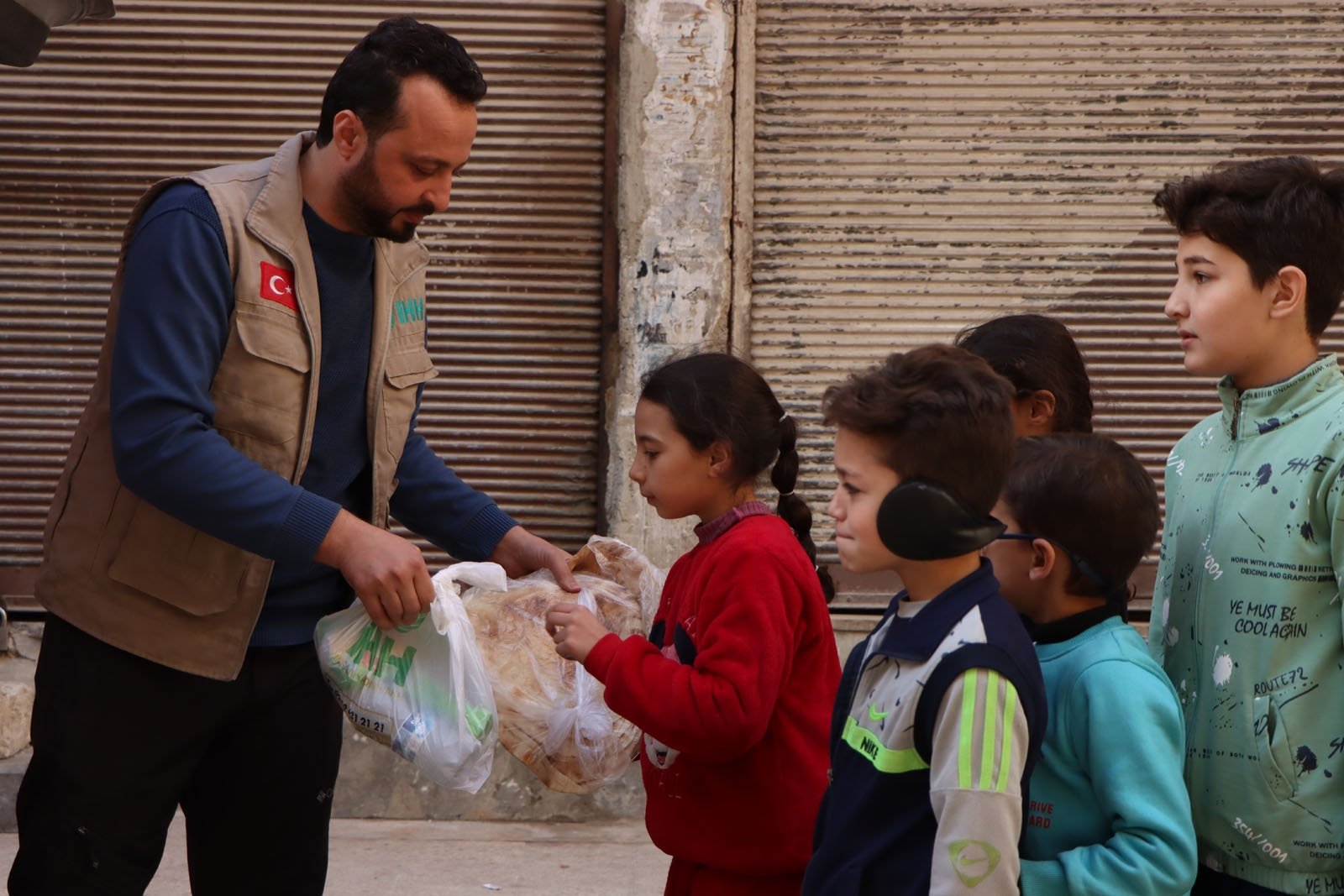 An IHH team distributes humanitarian aid supplies to families in need in Syria, Dec. 10, 2024. (DHA Photo)