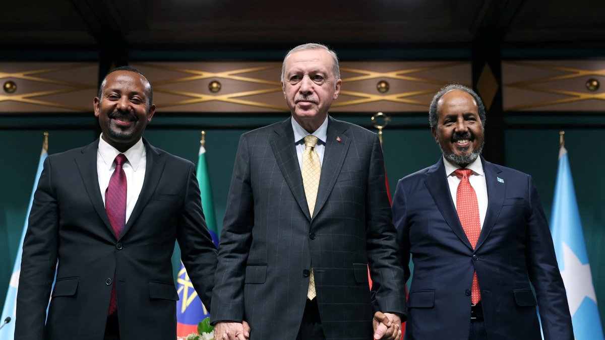 President Recep Tayyip Erdoğan poses with Somali President Hassan Sheikh Mohamud (R) and Ethiopian Prime Minister Abiy Ahmed (L) following a news conference, Ankara, Türkiye, Dec. 11, 2024. (Reuters Photo)