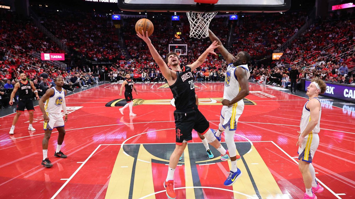 Houston Rockets' Alperen Şengün shoots against Golden State Warriors' Draymond during the first half of a quarterfinal game in the NBA Emirates Cup at Toyota Center, Houston, Texas, U.S., Dec. 11, 2024. (AFP Photo)