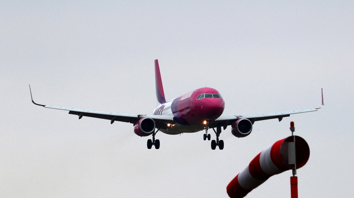A Wizzair Airbus A320-200 plane lands at Riga International Airport, Latvia, March 15, 2019. (Reuters Photo)