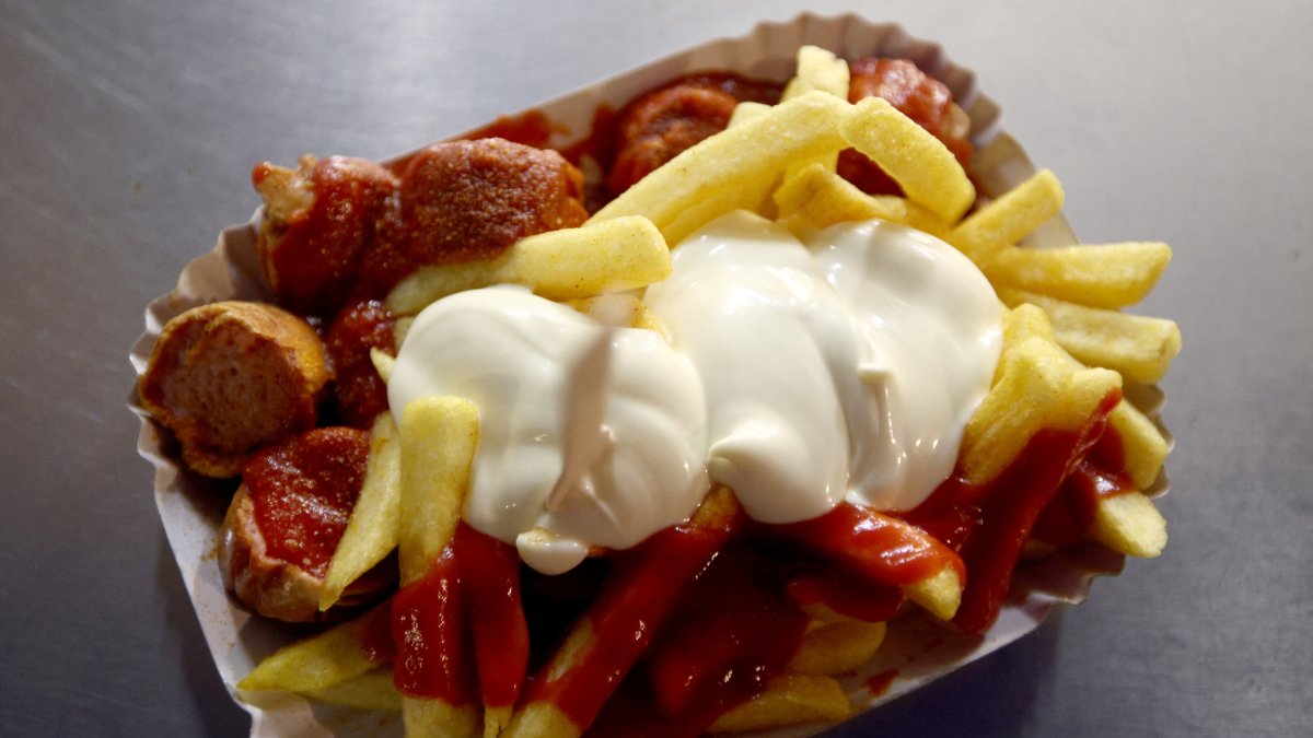 &quot;Currywurst&quot; with french fries, mayonnaise and ketchup, a typical German fast food dish, are placed at a Curry 36 stand, Berlin, Germany, Nov. 17, 2024. (Reuters Photo)