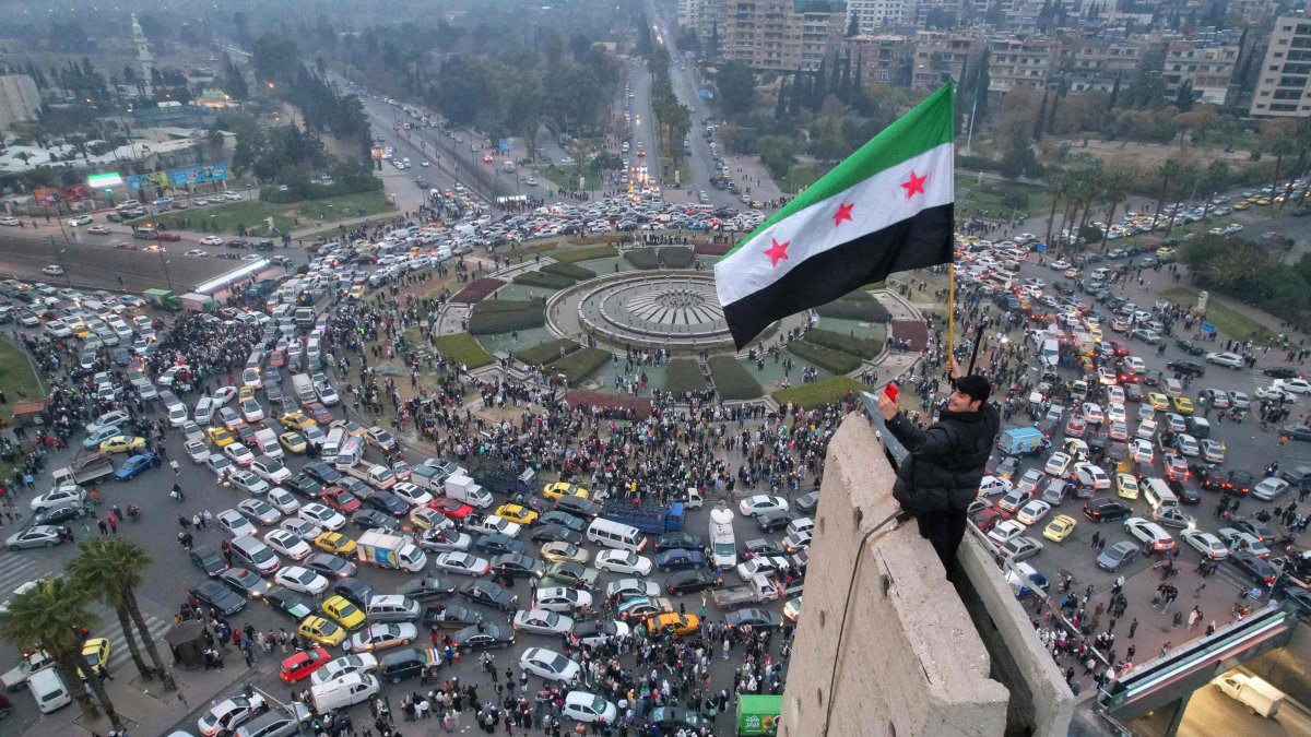 An aerial view shows a Syrian man waving the independence-era Syrian flag at Damascus&#039; central Umayyad Square, Syria, Dec. 11, 2024. (AFP Photo)