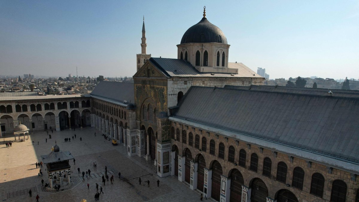 This aerial view shows people visiting the Umayyad Mosque in Damascus, Dec. 9, 2024. (AFP Photo)