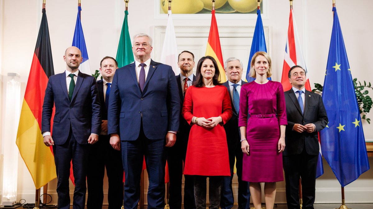 From left, French Foreign Minister Jean-Noel Barrot, Britain&#039;s Stephen Doughty, Ukraine&#039;s Foreign Minister Andrii Sybiha, Poland&#039;s Foreign Minister Radoslaw Sikorski, German Foreign Minister Annalena Baerbock, Italy&#039;s Foreign Minister Antonio Tajani, European High Representative for Foreign and Security Policy Kaja Kallas and Spain&#039;s Foreign Minister Jose Manuel Albares, pose for a family photo during a European foreign minister&#039;s meeting in Berlin, Germany, Dec. 12, 2024. (EPA Photo)