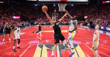 Houston Rockets' Alperen Şengün shoots against Golden State Warriors' Draymond during the first half of a quarterfinal game in the NBA Emirates Cup at Toyota Center, Houston, Texas, U.S., Dec. 11, 2024. (AFP Photo)