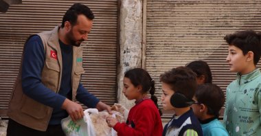 An IHH team distributes humanitarian aid supplies to families in need in Syria, Dec. 10, 2024. (DHA Photo)