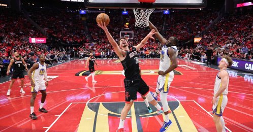 Houston Rockets' Alperen Şengün shoots against Golden State Warriors' Draymond during the first half of a quarterfinal game in the NBA Emirates Cup at Toyota Center, Houston, Texas, U.S., Dec. 11, 2024. (AFP Photo)