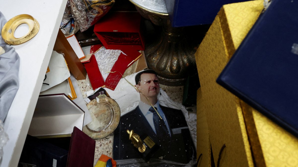  A view of personal souvenirs for Syria&#039;s Bashar Assad at one of the rooms at Presidential Palace known as Qasr al-Shaab &quot;People&#039;s Palace&quot;, after anti-regime forces seized the capital and ousted Assad, in Damascus, Syria Dec. 10, 2024. (Reuters Photo)