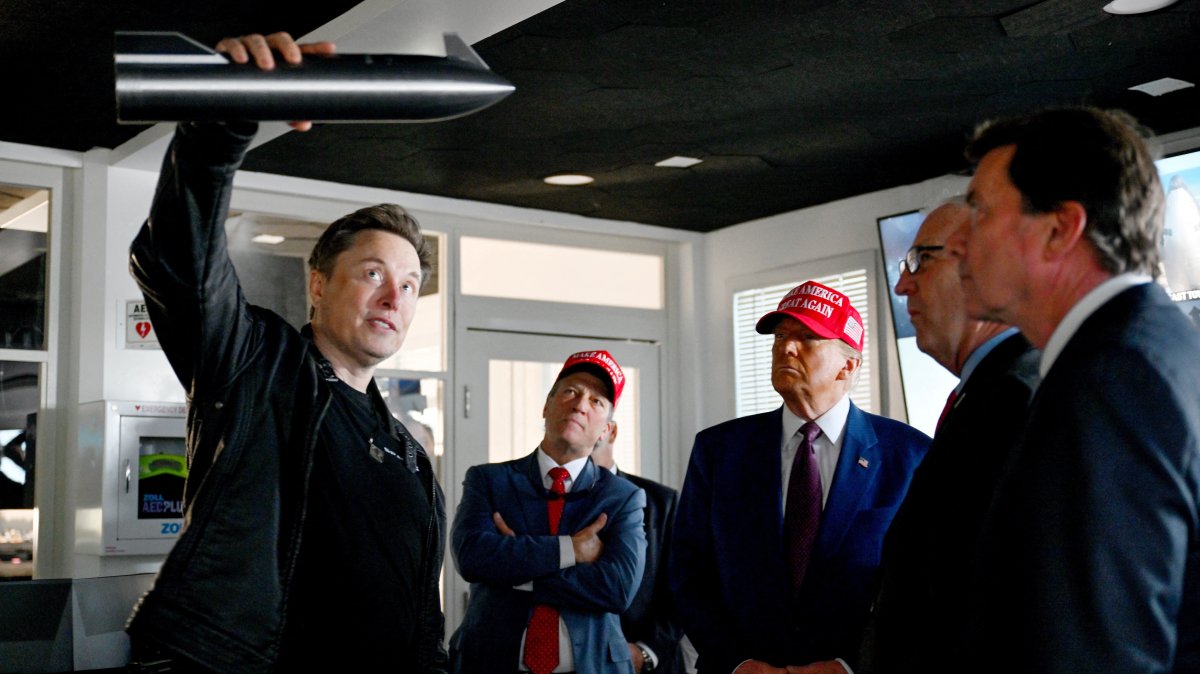 Elon Musk gives a tour to U.S. President-elect Donald Trump and lawmakers of the control room before the launch of the sixth test flight of the SpaceX Starship rocket, in Brownsville, Texas, U.S., Nov. 19, 2024. (Reuters Photo)