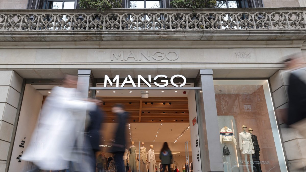 Pedestrians walk by the entrance of a Mango shop on Passeig de Gracia Street, Barcelona, Spain, Feb. 28, 2024. (AFP Photo)