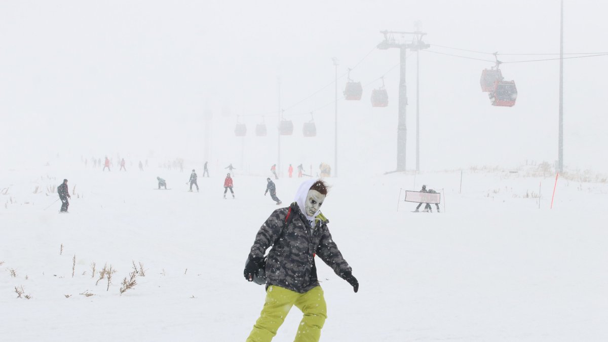 A skier with a cartoon mask on the slopes of Erciyes, Kayseri, Türkiye, Dec. 15, 2024. (AA Photo)