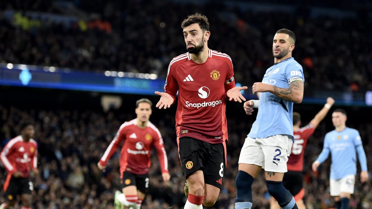 Manchester United&#039;s Bruno Fernandes (C) celebrates after scoring the 1-1 equalizing goal from the penalty spot during the English Premier League match between Manchester City and Manchester United, Manchester, U.K., Dec. 15, 2024. (EPA Photo)