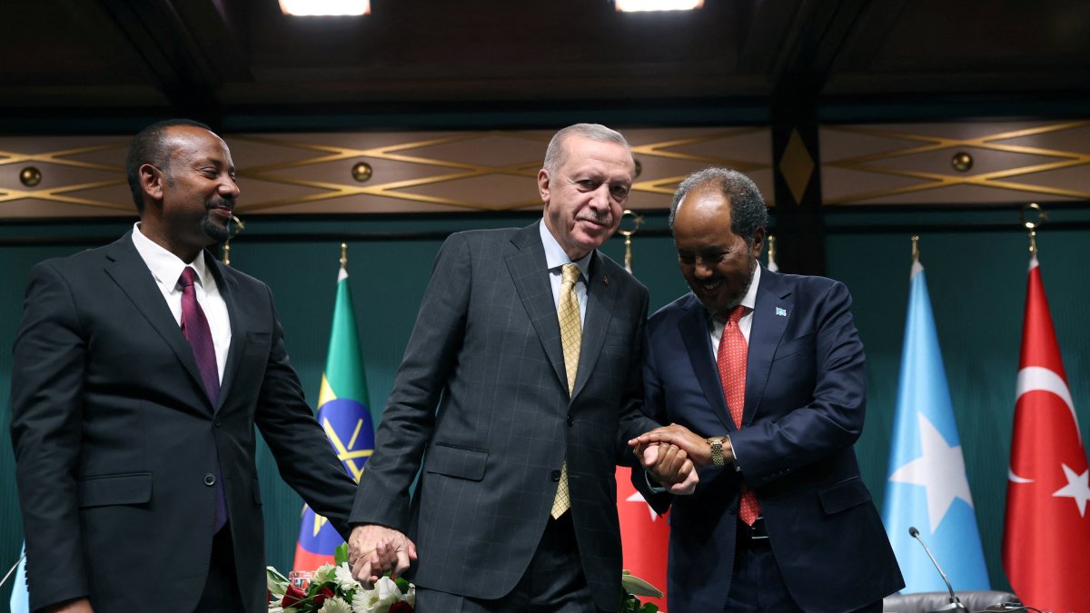 President Recep Tayyip Erdoğan poses with Somali President Hassan Sheikh Mohamud (R) and Ethiopian Prime Minister Abiy Ahmed (L) following a news conference, Ankara, Türkiye, Dec. 11, 2024. (Reuters Photo)