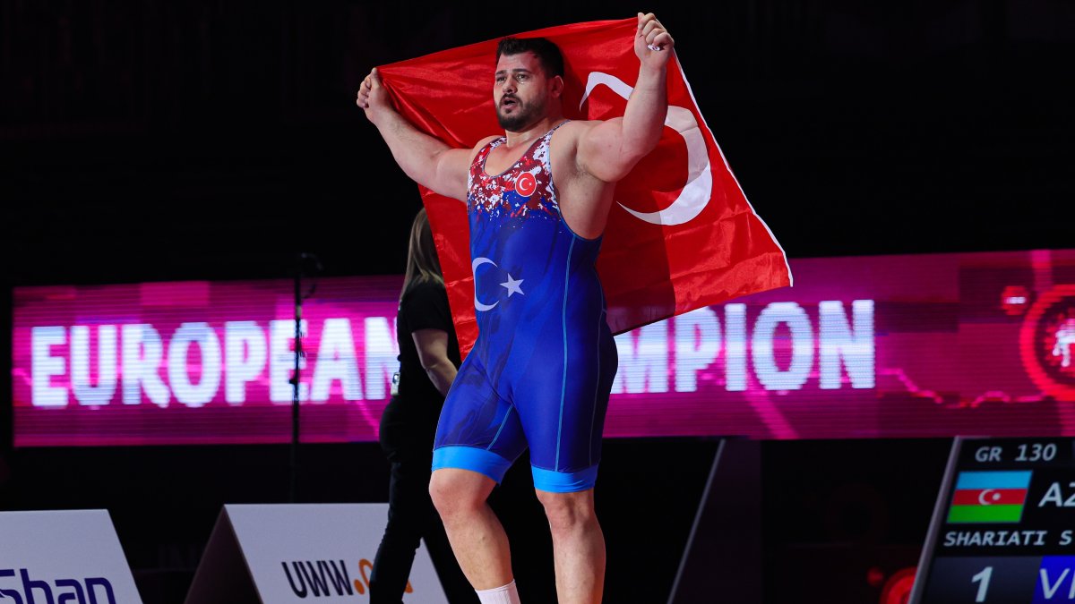 Türkiye&#039;s Riza Kayaalp celebrates his 12th European championship title against Azerbaijan&#039;s Sabah Saleh Shariati during the Men&#039;s Greco-Roman 130 kg. weight gold medal match at the European Wrestling Championship, Zagreb, Croatia, April 22, 2023. (Getty Images Photo)