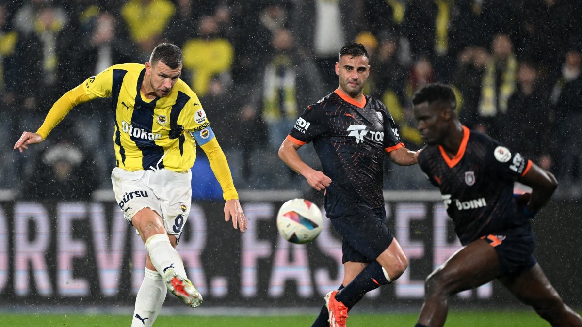 Fenerbahçe&#039;s Edin Dzeko (L) shoots at goal during the Süper Lig match against Başakşehir, Istanbul, Türkiye, Dec. 16, 2024. (AA Photo)