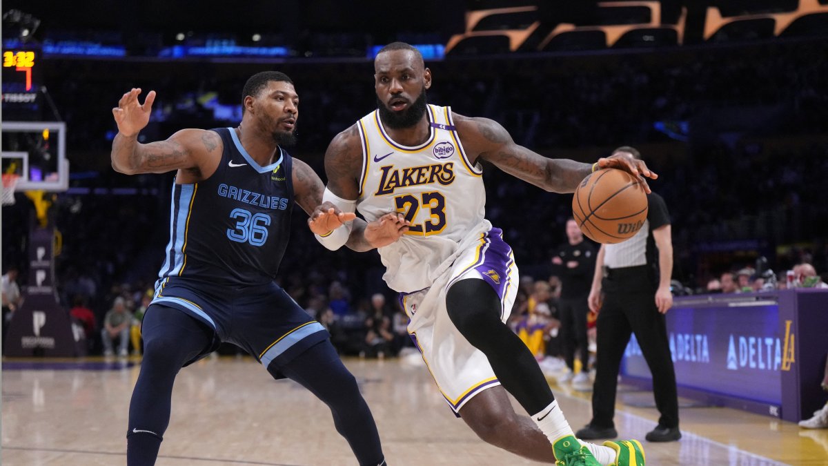 Los Angeles Lakers forward LeBron James (R) dribbles the ball against Memphis Grizzlies guard Marcus Smart at Crypto.com Arena, Los Angeles, California, U.S., Dec. 15, 2024. (Reuters Photo)