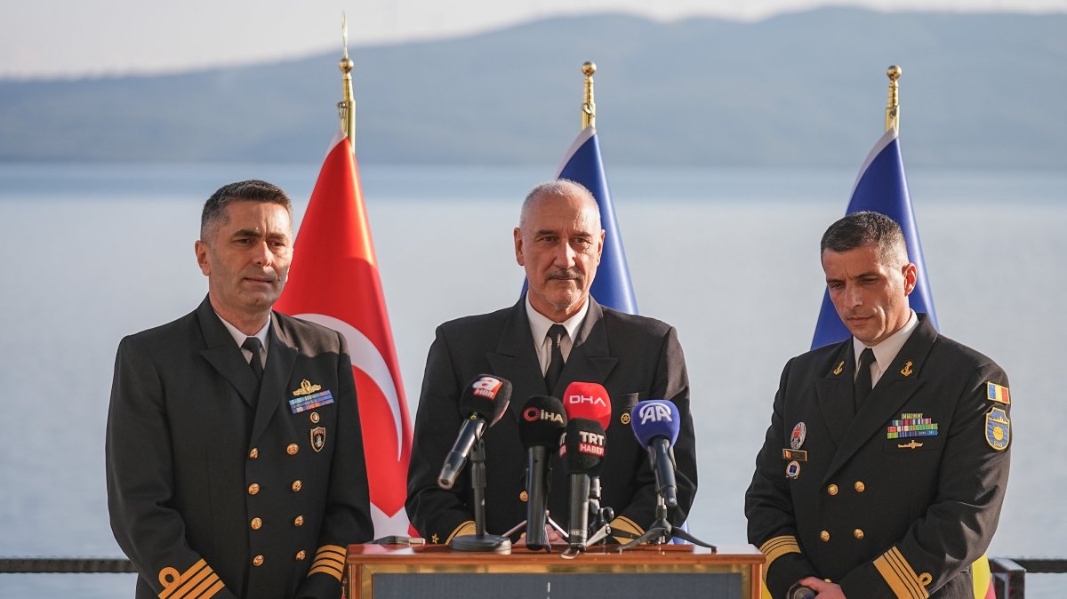  Naval Capt. Kürşat Kurnaz (left) assumes the command from Romania’s Capt. Sebastian Barote (right) with Rear Adm. Stefan Pauly Stefan Pauly (center), in Erdek, Dec. 16, 2024. (AA Photo)