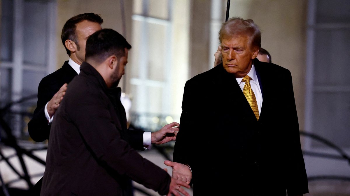 U.S. President-elect Donald Trump shakes hands with Ukraine&#039;s President Volodymyr Zelenskyy as they leave after a trilateral meeting with French President Emmanuel Macron at the Elysee Palace in Paris as part of ceremonies to mark the reopening of the Notre-Dame de Paris Cathedral, five-and-a-half years after a fire ravaged the Gothic masterpiece, in Paris, France, Dec. 7, 2024. (Reuters File Photo)