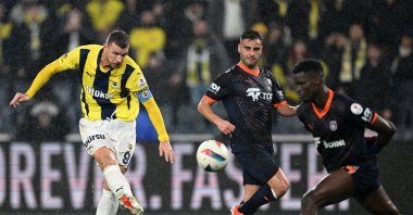 Fenerbahçe's Edin Dzeko (L) shoots at goal during the Süper Lig match against Başakşehir, Istanbul, Türkiye, Dec. 16, 2024. (AA Photo)