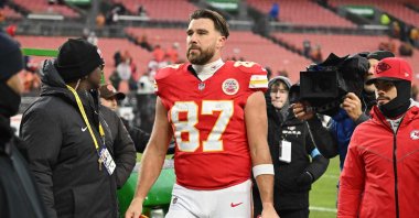 Kansas City Chiefs&#039; Travis Kelce (C) looks on as he leaves the field after the game against the Cleveland Browns at Huntington Bank Field, Cleveland, Ohio, U.S., Dec. 15, 2024. (AFP Photo)
