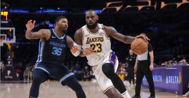Los Angeles Lakers forward LeBron James (R) dribbles the ball against Memphis Grizzlies guard Marcus Smart at Crypto.com Arena, Los Angeles, California, U.S., Dec. 15, 2024. (Reuters Photo)