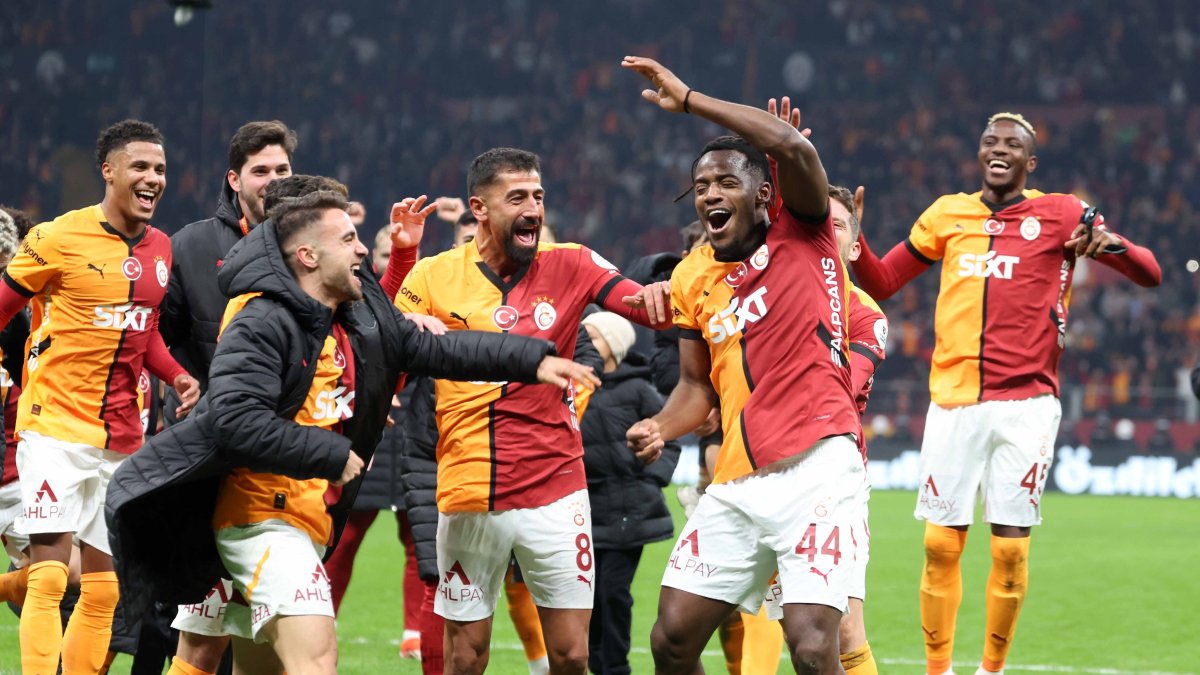 Galatasaray players celebrate after beating Trabzonspor at the RAMS Park, Istanbul, Türkiye, Dec. 16, 2024. (AA Photo)