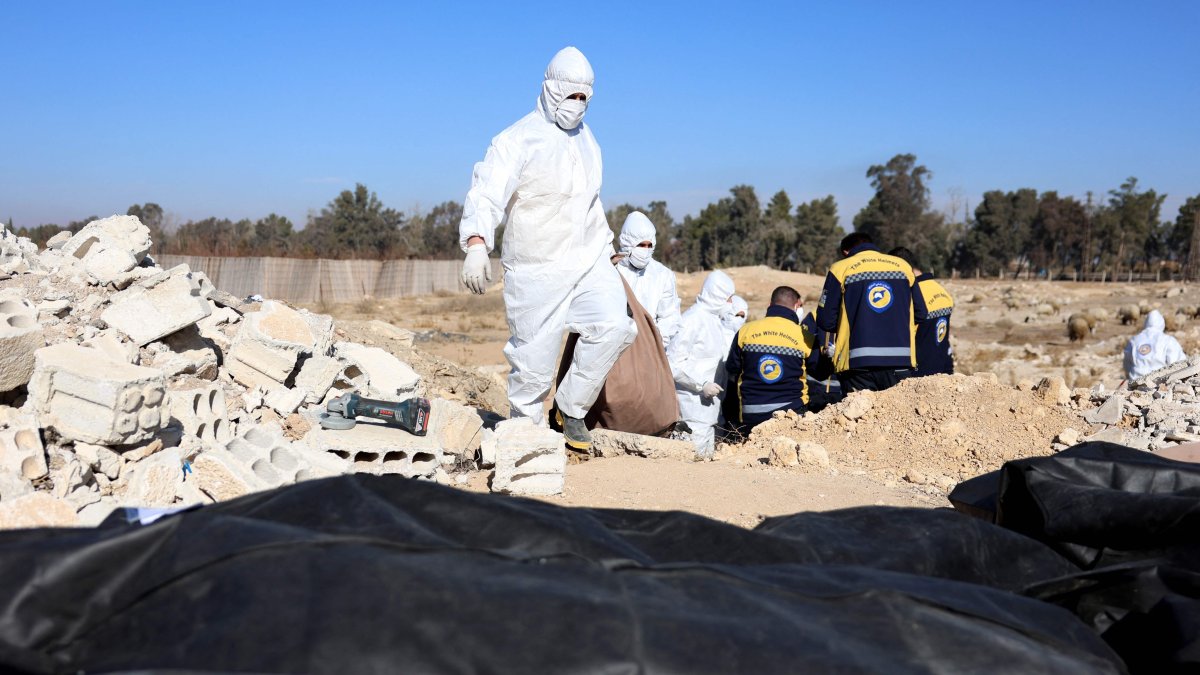 Members of Syria&#039;s White Helmets civil defense service prepare to transport bodies uncovered at a mass grave in Damascus, Syria, Dec. 16, 2024. (AFP Photo)