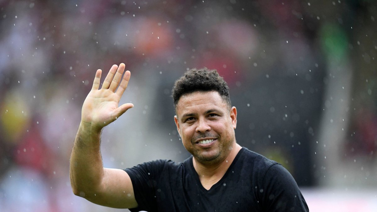 Brazilian former football star Ronaldo waves to the crowd during a friendly match with legends of Brazil&#039;s Flamengo and Italy&#039;s Inter Milan as farewell of former Brazilian player Adriano at Maracana Stadium, Rio de Janeiro, Brazil, Dec. 15, 2024. (AFP Photo)