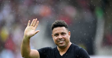 Brazilian former football star Ronaldo waves to the crowd during a friendly match with legends of Brazil's Flamengo and Italy's Inter Milan as farewell of former Brazilian player Adriano at Maracana Stadium, Rio de Janeiro, Brazil, Dec. 15, 2024. (AFP Photo)