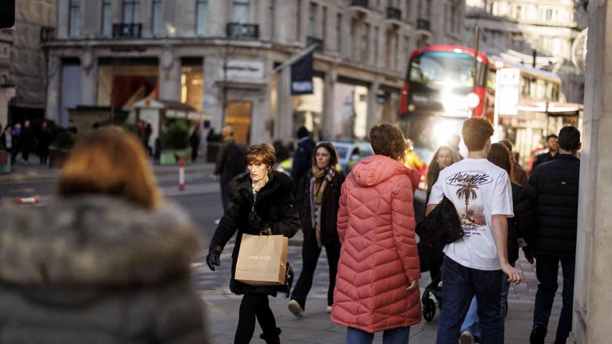 People walk along Regent Street for Black Friday shopping, London, U.K., Nov. 26, 2024. (EPA Photo)