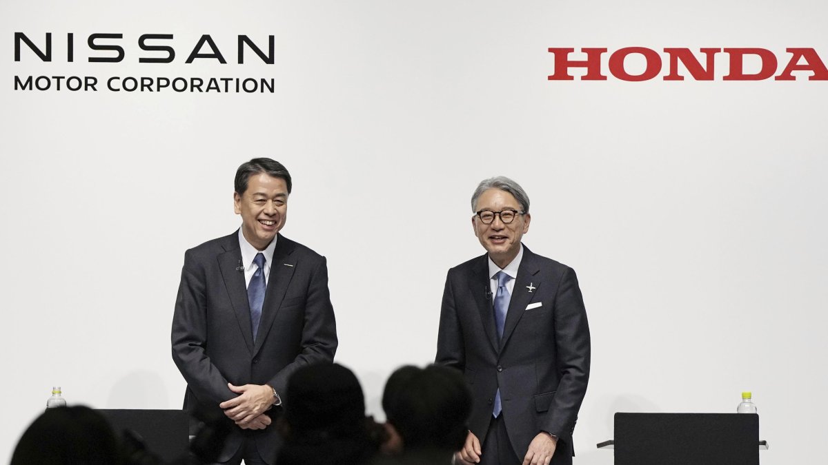 Nissan Chief Executive Makoto Uchida (L) and Honda President Toshihiro Mibe attend a joint news conference in Tokyo, Japan, March 15, 2024. (AP Photo)