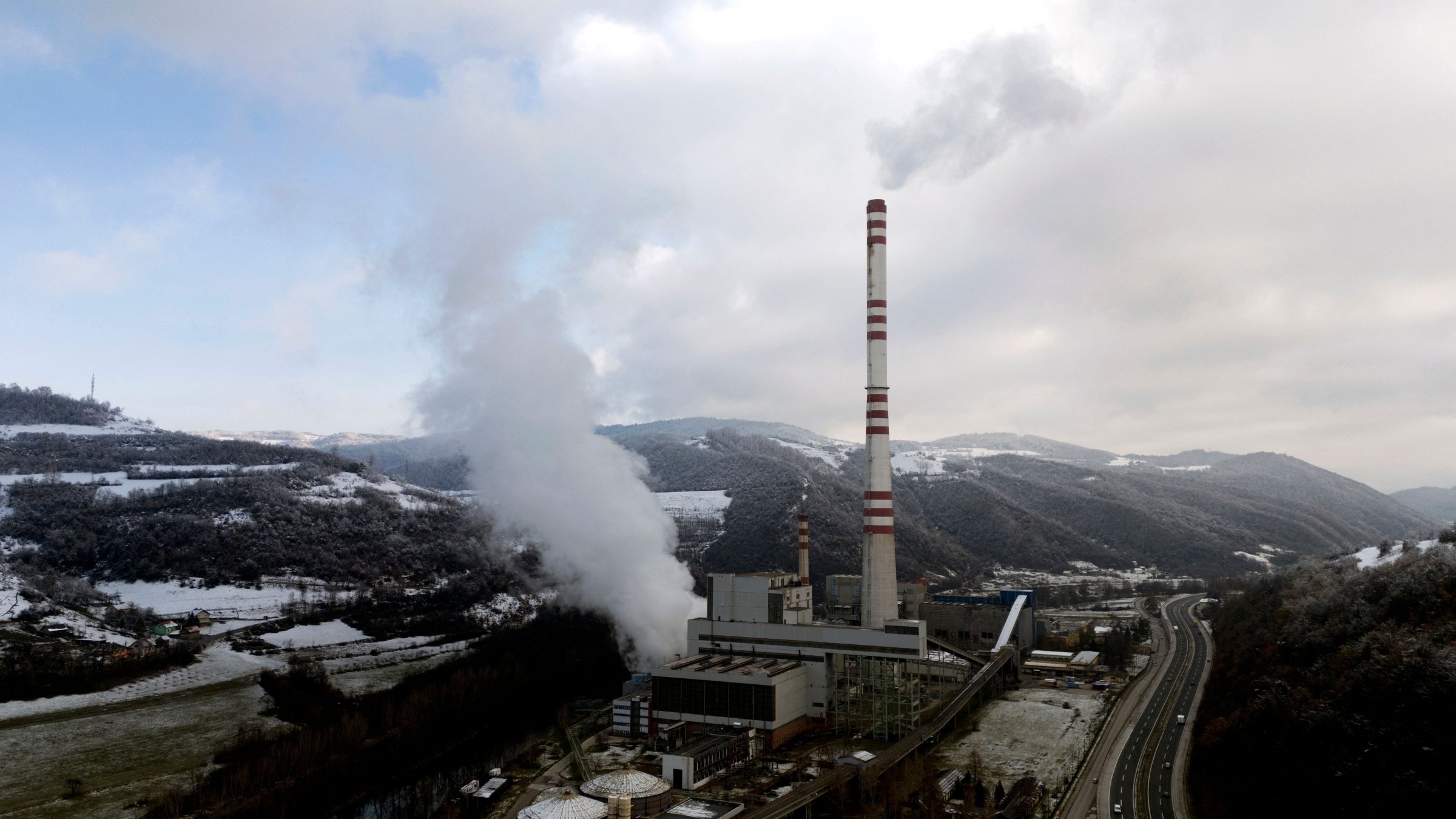 This aerial photograph shows the Kakanj coal-fired power plant near the central Bosnian town of Kakanj, Bosnia-Herzegovina, Nov. 21, 2024. (AFP Photo)