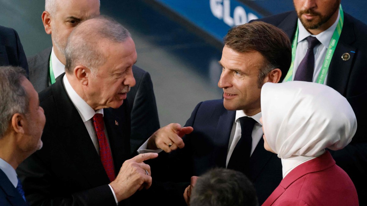 President Recep Tayyip Erdoğan (L) and French President Emmanuel Macron talk during the group photo at a G-20 event, Rio de Janeiro, Brazil, Nov. 19, 2024. (AFP Photo)