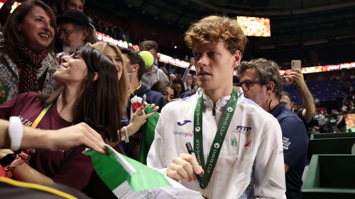 Italy&#039;s Jannik Sinner signs autographs after his team&#039;s victory over Netherlands in the Davis Cup Finals at the Palacio de Deportes Jose Maria Martin Carpena arena, Malaga, Spain, Nov. 24, 2024. (AFP Photo)