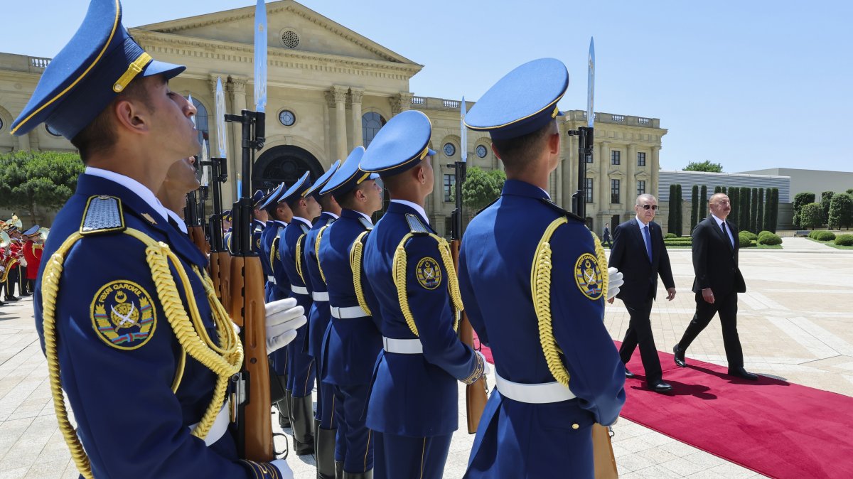 Azerbaijan&#039;s President Ilham Aliyev (on carpet R) and President Recep Tayyip Erdoğan (on carpet L) review an honor guard during a welcome ceremony in Baku, Azerbaijan, June 13, 2023. (AP Photo)