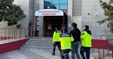 Security officers escort a captured FETÖ member to the courthouse in Balıkesir, western Türkiye, Dec. 17, 2024. (İHA Photo)