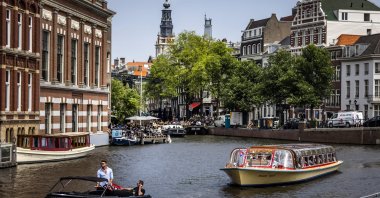 Passengers ride on a tour boat along a canal as a heat wave spreads across Europe, Amsterdam, Netherlands, June 17, 2022. (AFP Photo)
