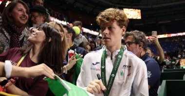 Italy&#039;s Jannik Sinner signs autographs after his team&#039;s victory over Netherlands in the Davis Cup Finals at the Palacio de Deportes Jose Maria Martin Carpena arena, Malaga, Spain, Nov. 24, 2024. (AFP Photo)