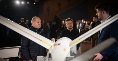 This handout photograph taken and released by the Ukrainian Presidential Press Service shows Ukrainian President Volodymyr Zelensky (C) and German Chancellor Olaf Scholz getting acquainted with the latest drones during Scholz's visit to Kyiv, Ukraine, Dec. 2, 2024. (AFP Photo)