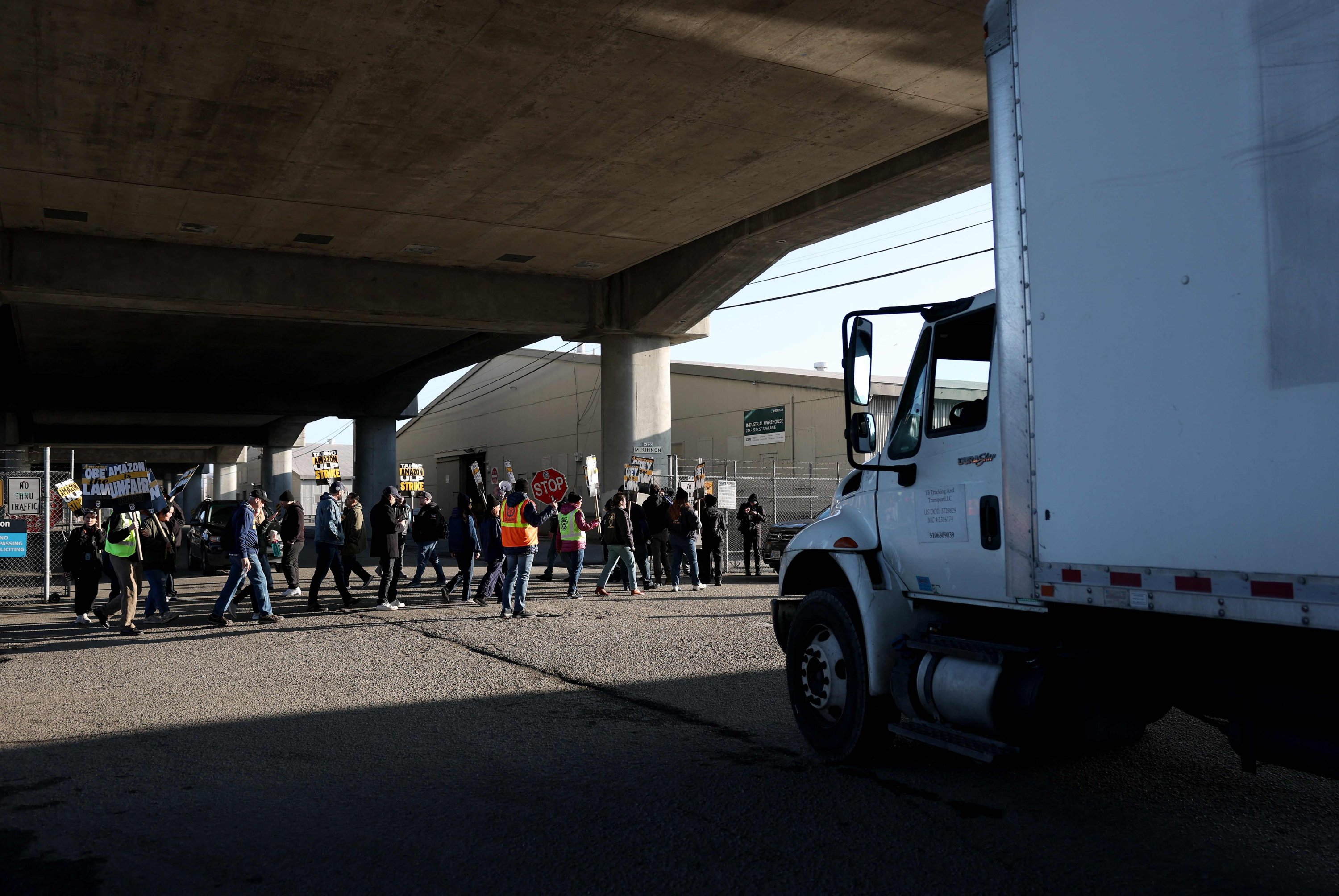 Amazon Teamsters union workers picket outside an Amazon distribution center in San Francisco, California, U.S., Dec. 19, 2024. (AFP Photo)