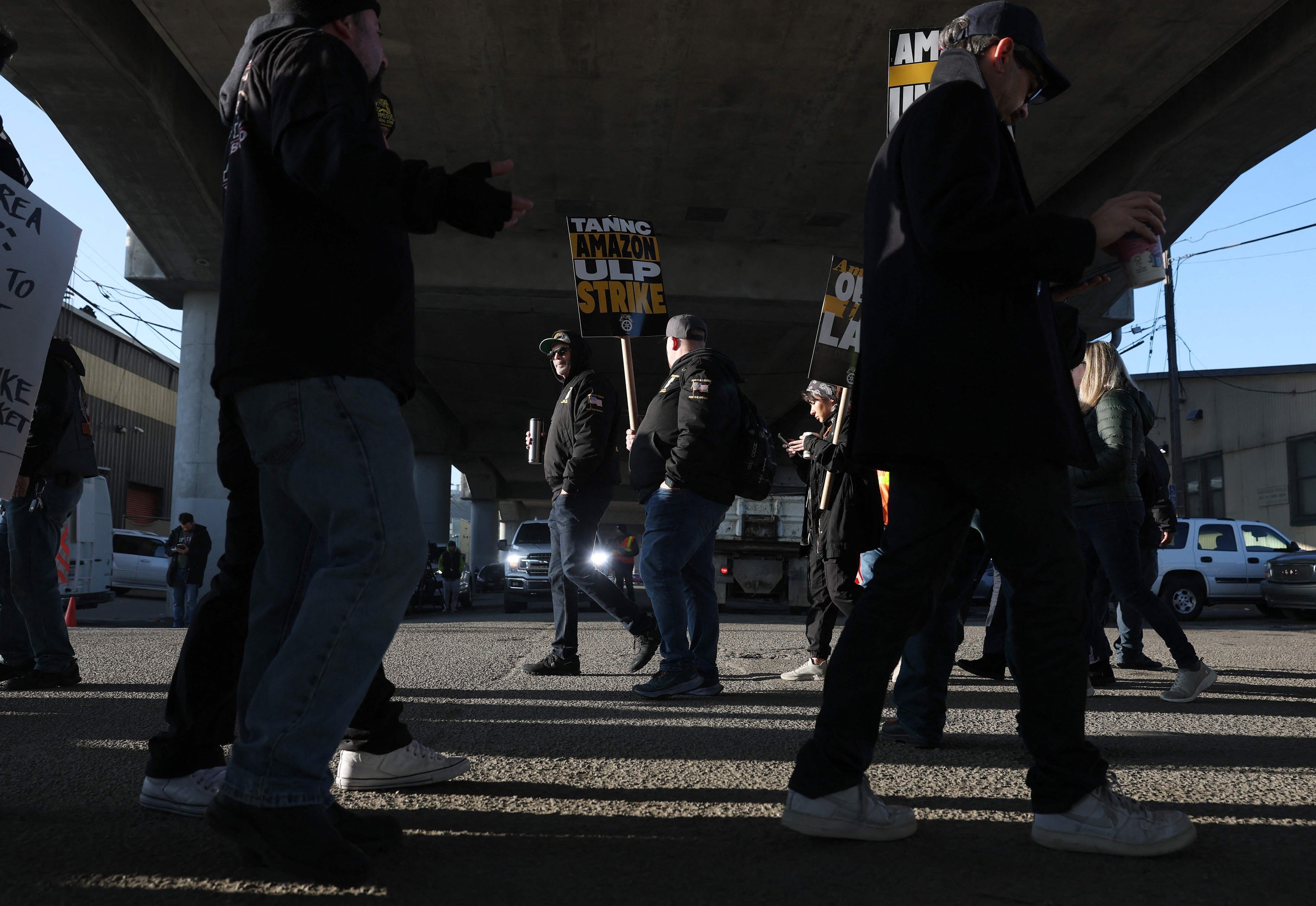 Amazon Teamsters union workers picket outside an Amazon distribution center in San Francisco, California, U.S., Dec. 19, 2024. (AFP Photo)