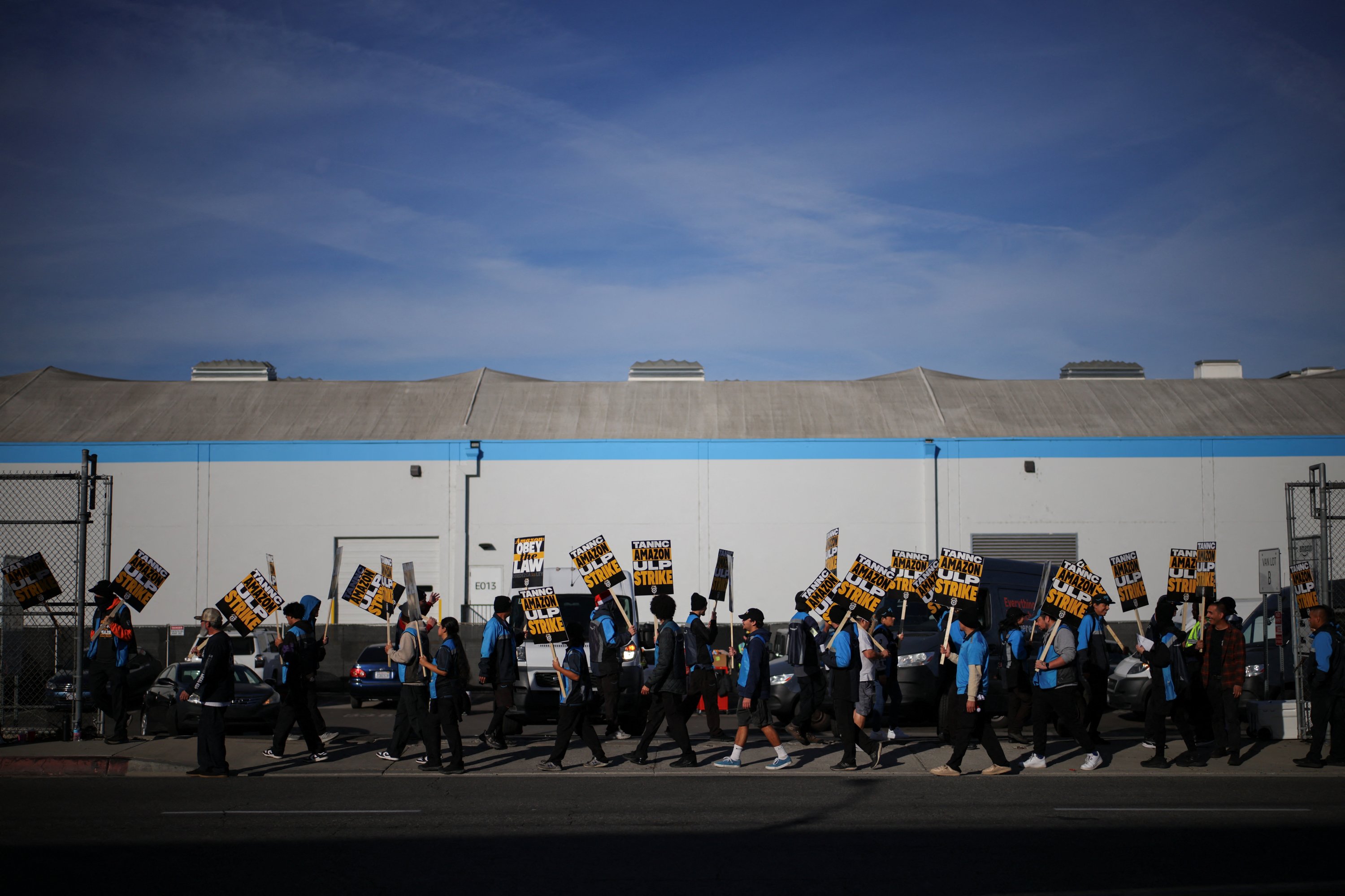 Striking workers picket outside of the Amazon DAX5 warehouse, in the City of Industry in California, U.S., Dec. 19, 2024. (Reuters Photo)