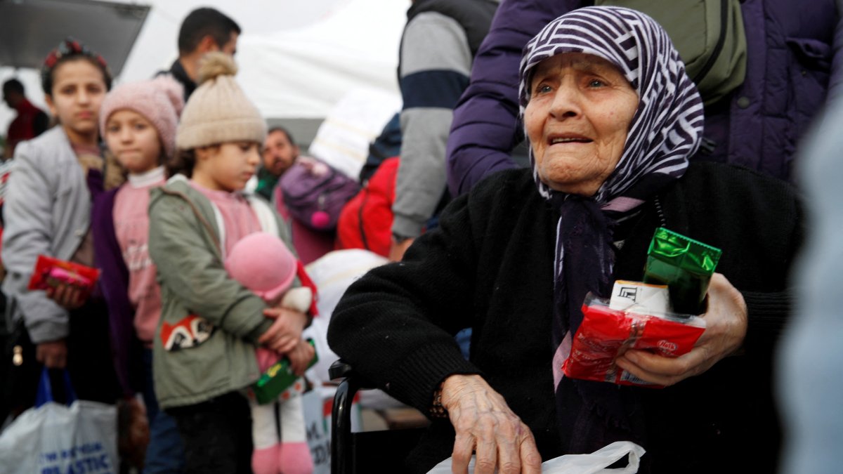 Syrian migrants wait to cross into Syria at Cilvegözü border gate, Hatay, Türkiye, Dec. 11, 2024. (Reuters Photo)